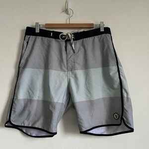 34 Vuori Men’s cruise boardshorts stripes classic fit drawcord mesh pockets